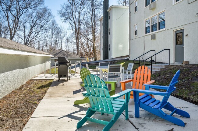 Building Photo - Remodeled 2 bed featuring new kitchen