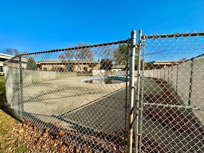 Building Photo - Rare rental opportunity conveniently locat...