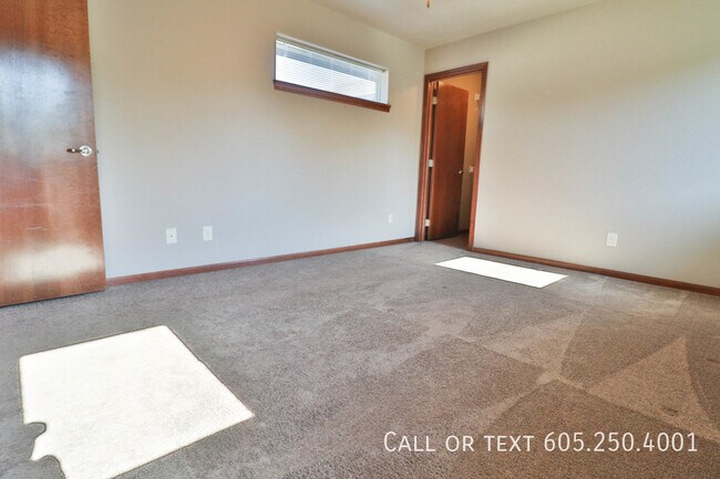 Building Photo - Sensational 2 bedroom Town Home in Harrisb...