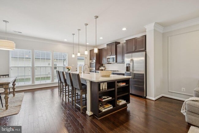 Building Photo - 805 Basswood Dr