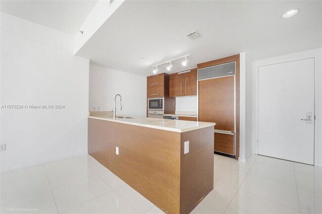 Primary Photo - 465 Brickell Ave