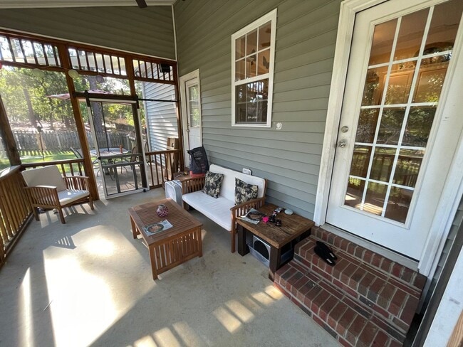 Building Photo - 4 Bedroom 3.5 Bath Home in Carolina Lakes!