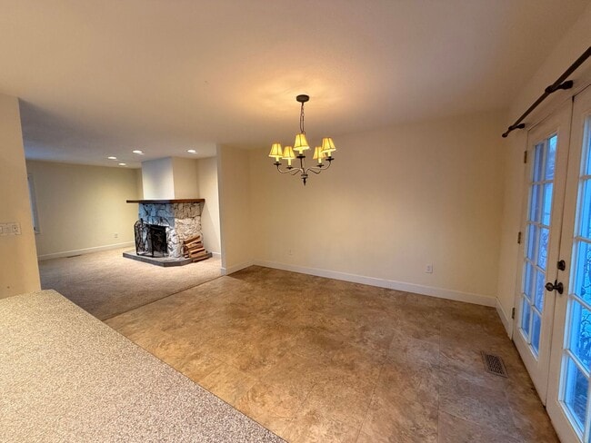 Building Photo - Large (5) bedroom home in a well established Anchorage neighborhood!