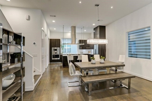 Building Photo - 5905 E Post Oak Ln