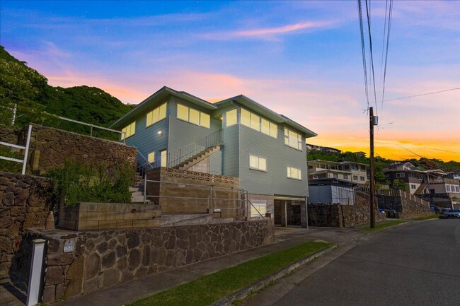 Primary Photo - Lovely Moanalua Valley home with spacious ...