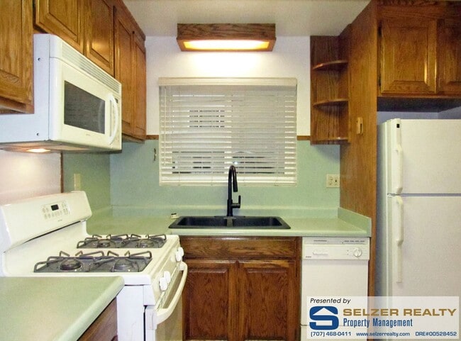 Building Photo - Charming 2 bd. condo in a lovely west hills setting!