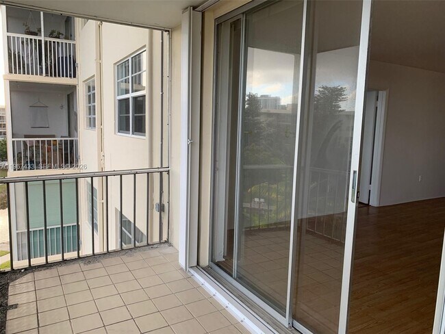 Building Photo - 2859 Leonard Dr