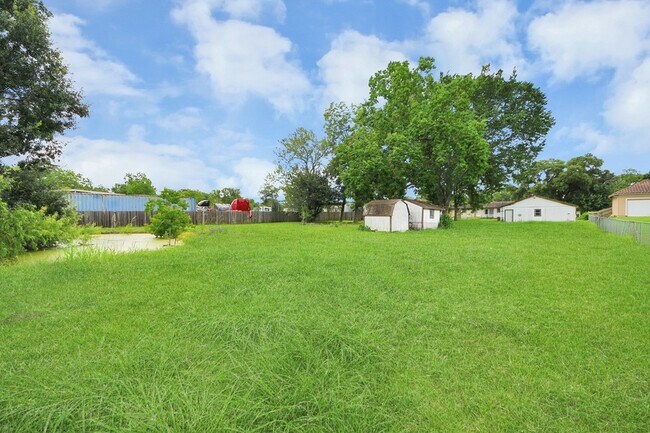 Building Photo - 535 Pampa St