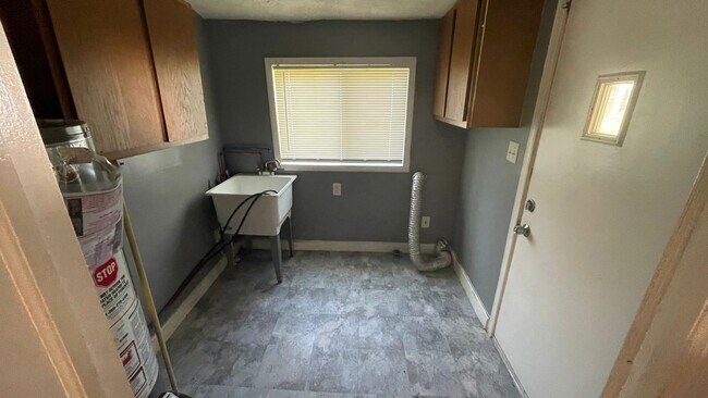 Building Photo - 14469 Hendricks Ave