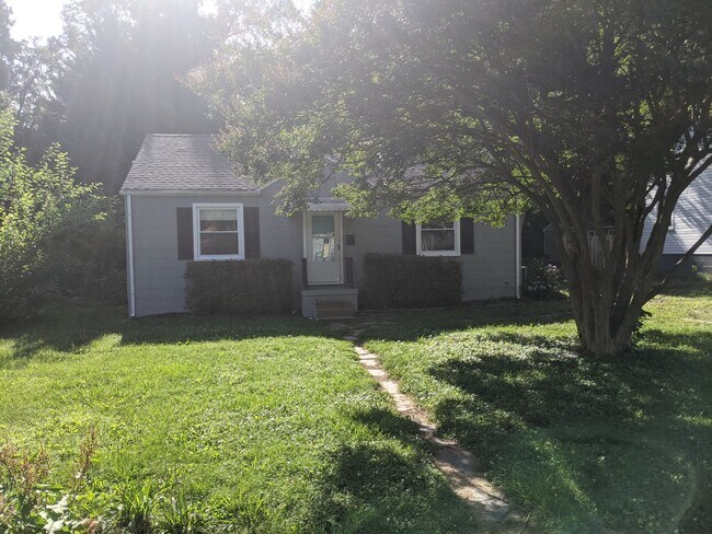 Building Photo - Charming 3-Bedroom Home in the Heart of th...