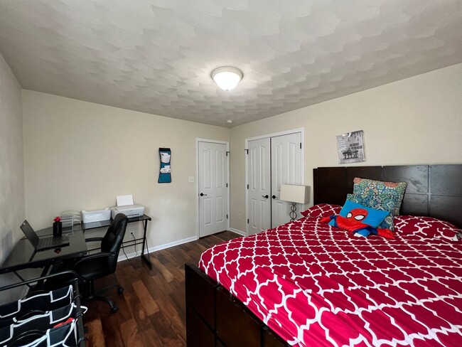 Building Photo - 3 bedroom home in sought after Whitaker Pl...