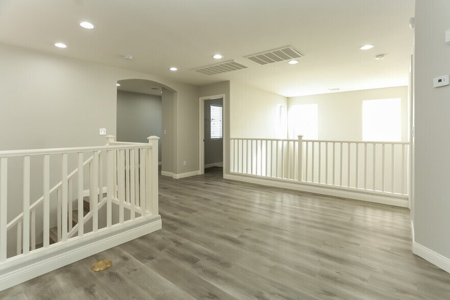 Building Photo - 9477 Grandview Spring Ave
