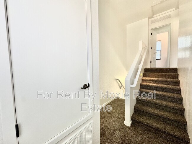 Building Photo - 330 S Farmer Ave