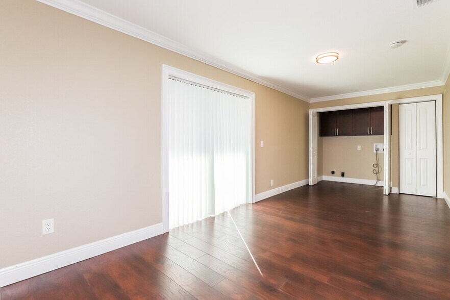 Building Photo - 10209 N Fleetwood Dr