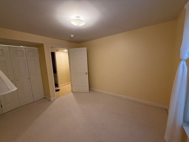 Building Photo - 935 Charter Oaks Dr