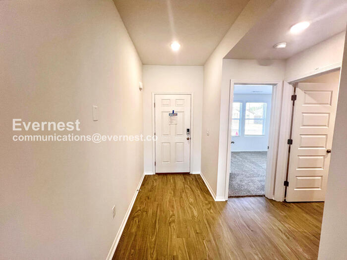 Building Photo - 104 E Sunbelt Ct