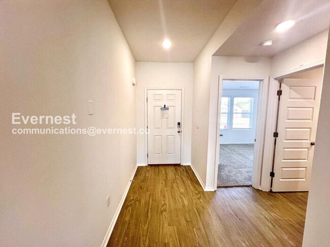 Building Photo - 104 E Sunbelt Ct