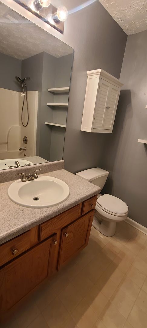 Building Photo - Available now 3 bed/2bath ranch Fenced in ...