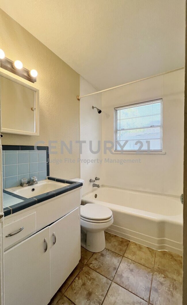 Building Photo - Cozy 1-Story 1/1 Duplex in Castleberry ISD...