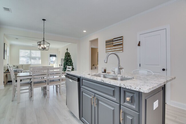 Building Photo - 3 Bedroom 2 Bathroom Ranch