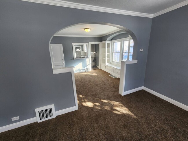 Building Photo - Charming 5-Bedroom Property in Prime Location