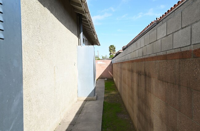 Building Photo - COMING SOON - House - 2 Bedrooms / 1 Bathr...