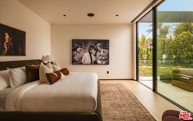Building Photo - 6889 Dume Dr