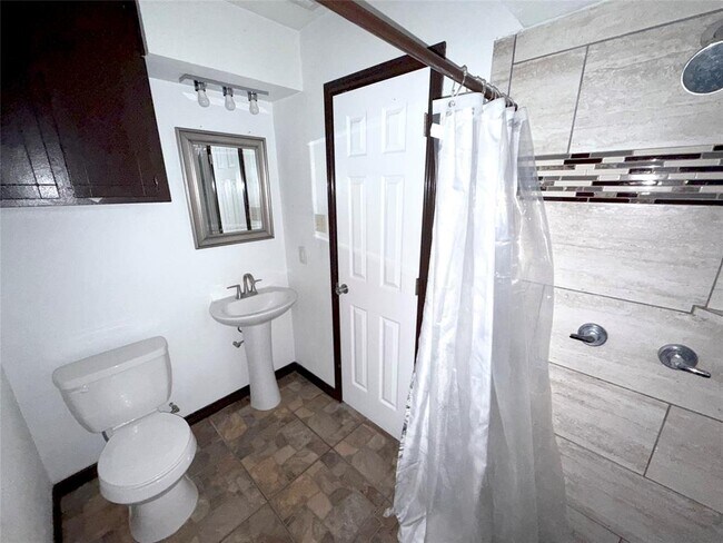 Building Photo - 7130 Kings Dr