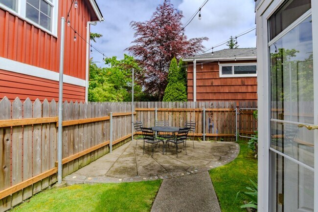 Building Photo - Spacious 1 bedroom Maple Leaf Bungalow w/AC!