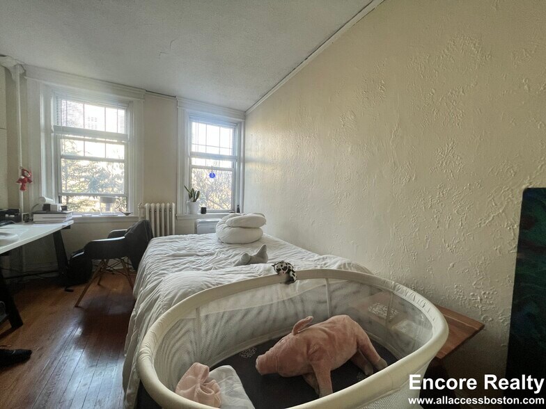 Building Photo - 114 Riverway