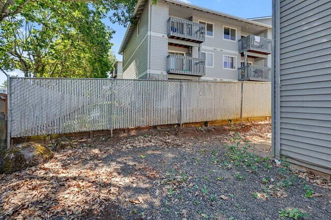 Building Photo - 5260-5262 Springcrest Drive