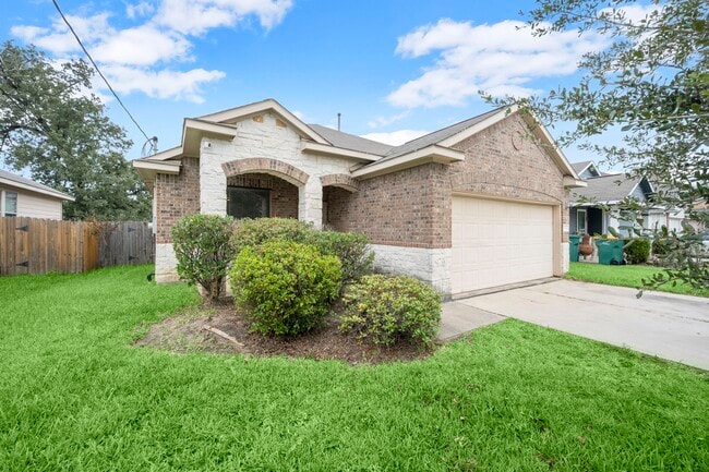 Primary Photo - 2313 Shady Tree Ln