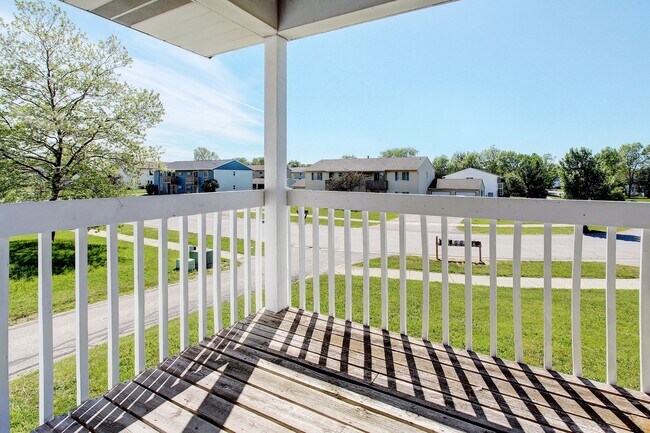 Building Photo - 2 BED 1 BATH UPPER LEVEL APARTMENT
