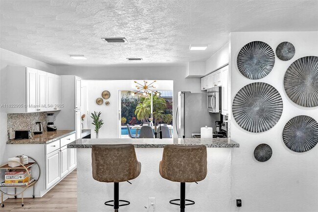 Building Photo - 4633 SW 28th Ave