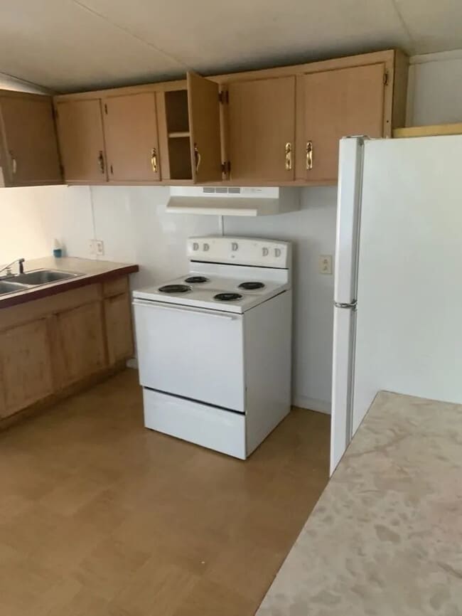 Building Photo - 3 Bedroom 2 bathroom