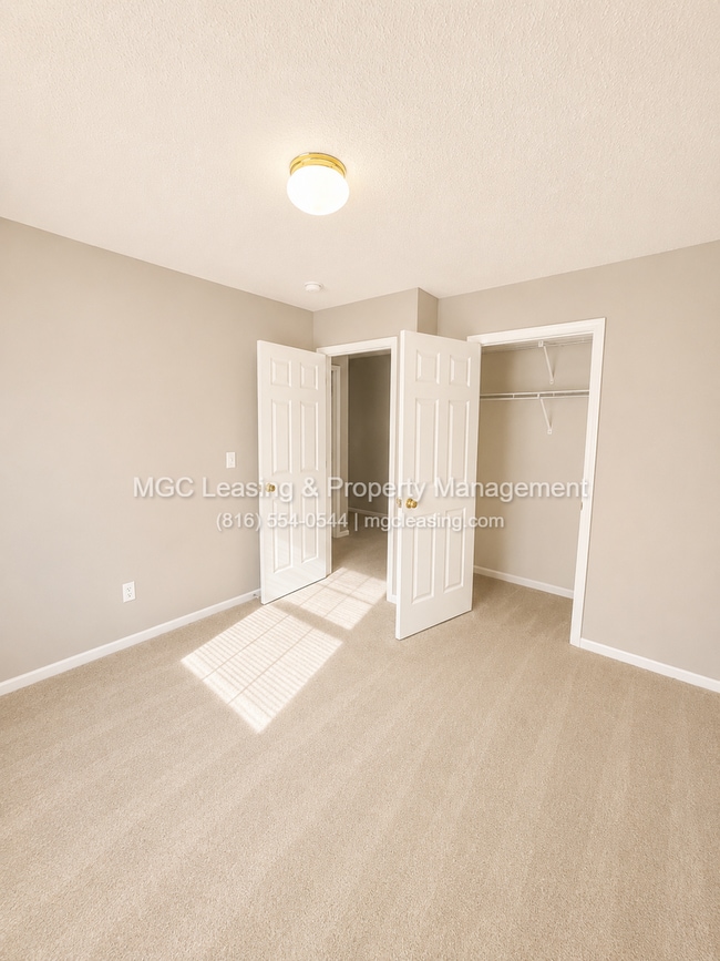 Building Photo - 4604 NE Whispering Winds Dr