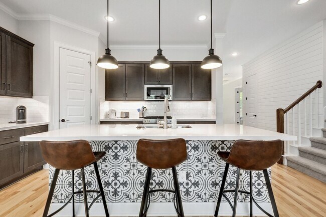 Building Photo - North Loop Area Gem!!!