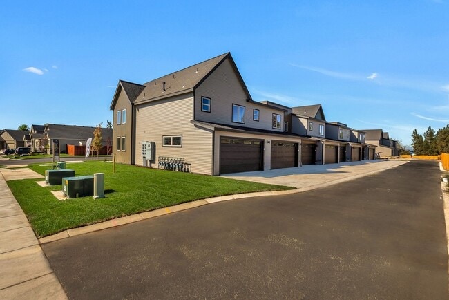 Building Photo - Modern 3 Bed/2.5 Bath Townhome in NW Redmond