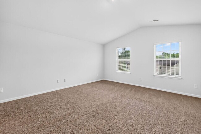 Building Photo - Experience Spacious Comfort: 3-Bedroom Home with 2.5 Baths.