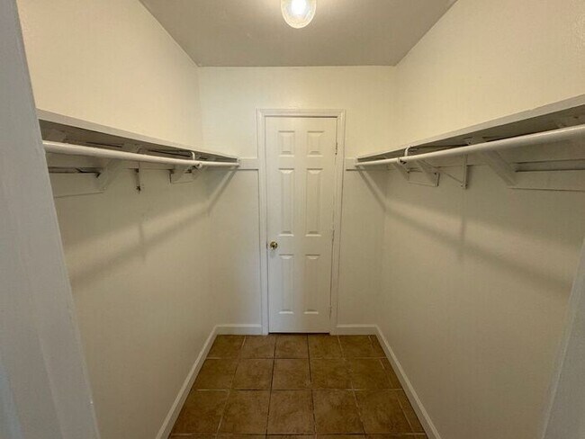 Building Photo - Gulf Breeze - Greenbriar Estates - 2 bed, 1 bath - Lawn care included