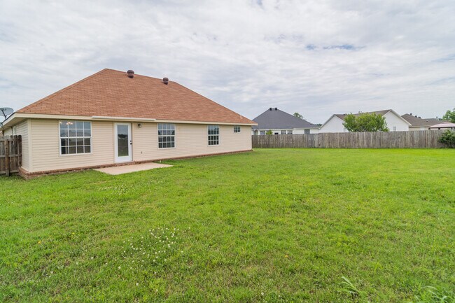 Building Photo - 3 Bedroom, 2 Bath Home in Valley View with Privacy Fenced in Backyard! June move in!!