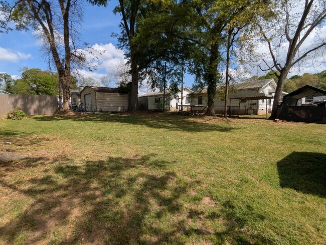 Building Photo - 108 Brown St