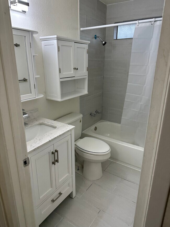 Building Photo - 514 N Locust St