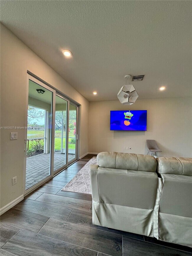 Building Photo - 4729 Greenway Dr