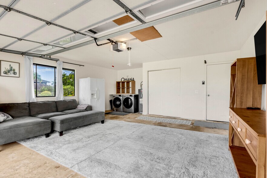 2 1/2 car garage doubles as extra space - 3807 Iluna Pl