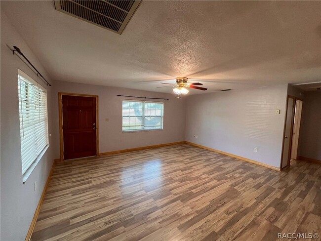 Building Photo - 7660 W Tropical Ln