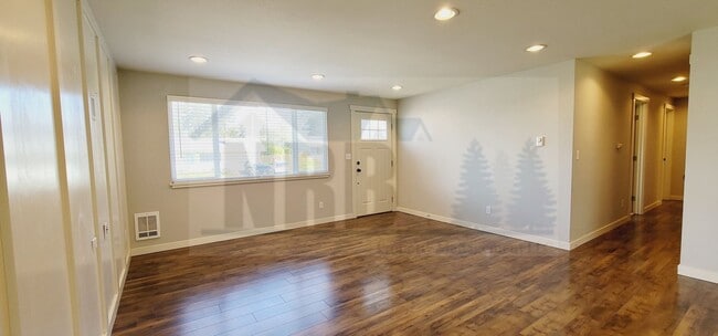 Building Photo - Stunning House in North Tacoma!