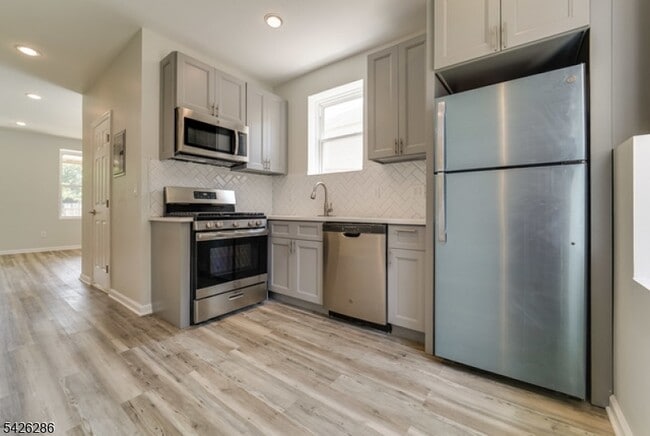 Building Photo - 38 Willowdale Ave