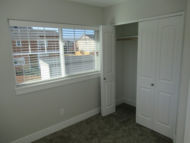 Building Photo - Large Duplex in South Salem!