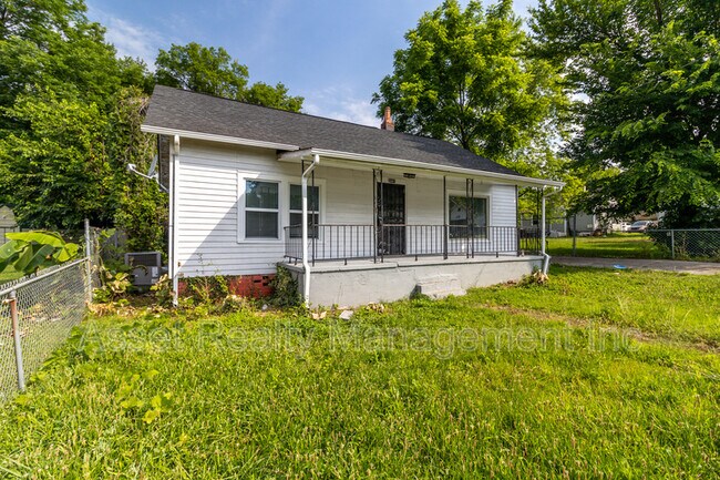 Building Photo - 2647 Selma Ave